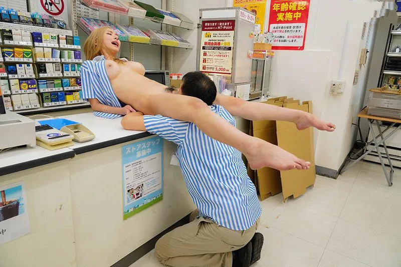 Anh cấp trên tống tình búp bê ngổ ngáo của chủ cửa hàng tiện lợi