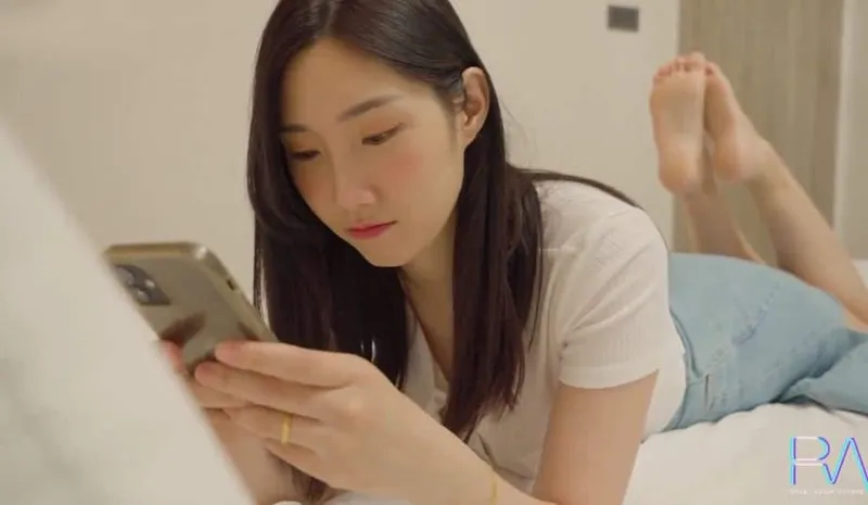 Xinh đẹp nhưng vẫn bị gã chồng vụng trộm, người vợ buồn tình cho anh giao hàng chịch luôn