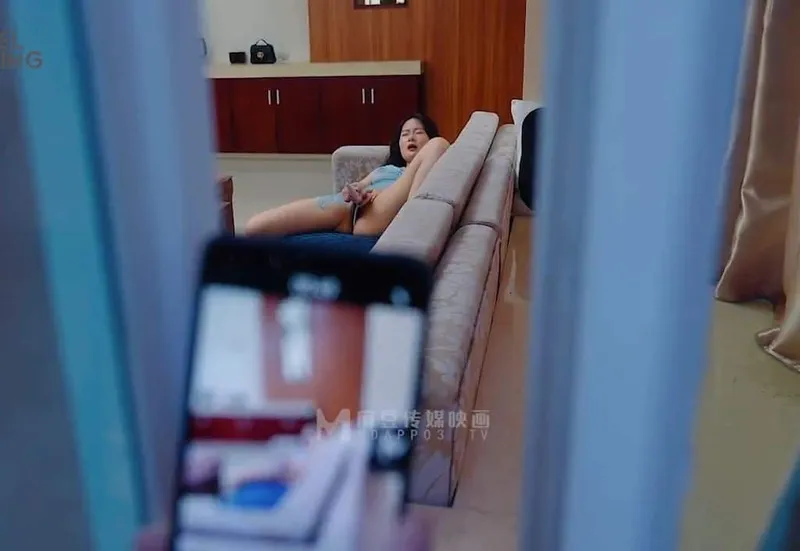 đột nhập nện em nhà cạnh bên đang thủ dâm