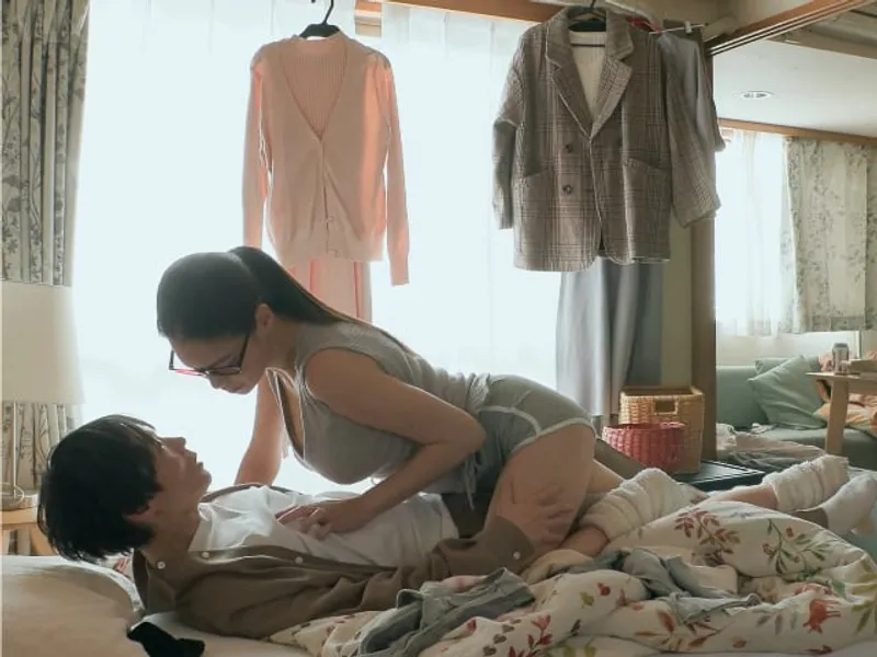 được chị gần nhà "an ủi" khi nhân tình đi ngoại tình